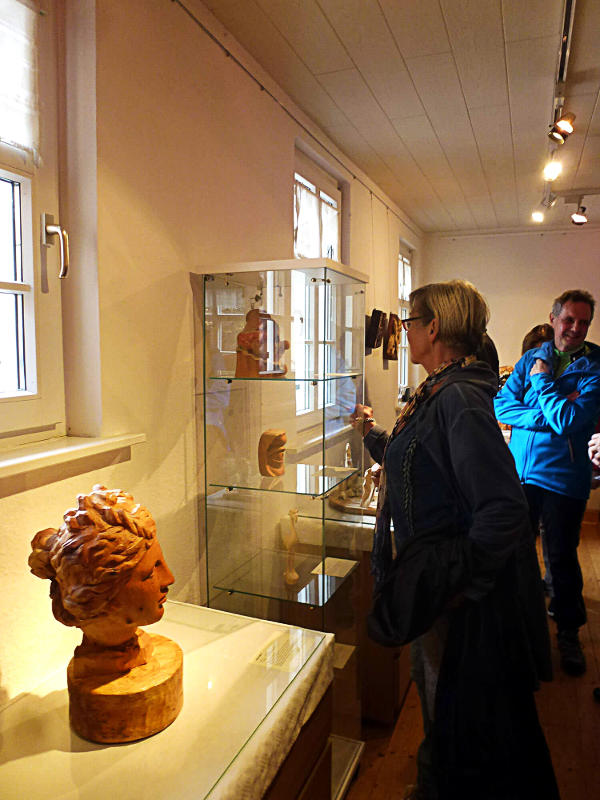 Ausstellungsobjekte und Besucher